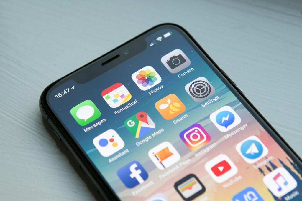 UK plans first screen-use guidance for children aged 5 to 16